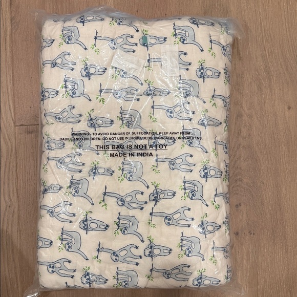 Roller Rabbit Sleepy Sloth Baby Quilt BLUE - Picture 4 of 5